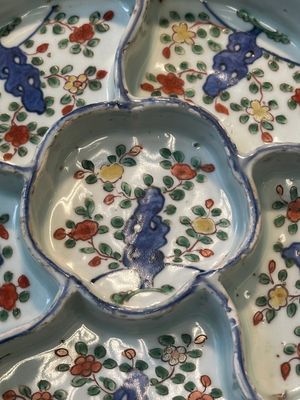 A Chinese wucai sweetmeat dish with floral design, Wanli — 照片 4