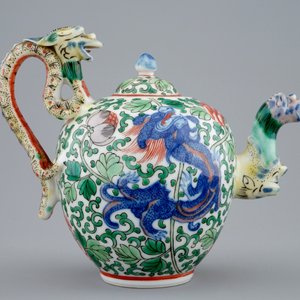 A Chinese wucai teapot with a dragon handle, Republic, early 20th C. — photo 3