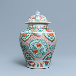 A Chinese wucai vase and cover, Transitional period — 照片 1