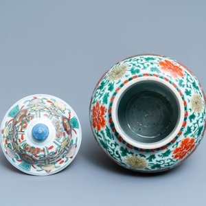 A Chinese wucai vase and cover, Transitional period — 照片 5