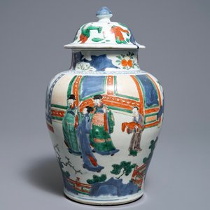 A Chinese wucai vase and cover, Transitional period — 照片 1