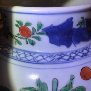 A Chinese wucai vase and cover, Transitional period — 照片 17