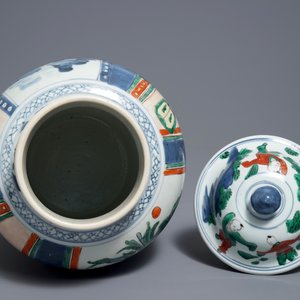 A Chinese wucai vase and cover, Transitional period — 照片 5