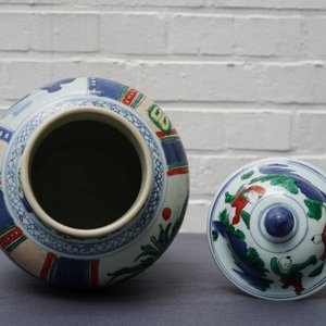 A Chinese wucai vase and cover, Transitional period — 照片 9