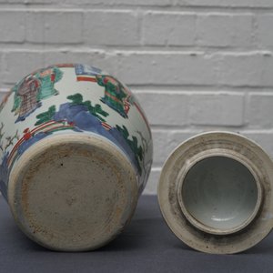 A Chinese wucai vase and cover, Transitional period — 照片 10