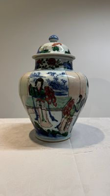 A Chinese wucai vase and cover with court ladies and playing boys, Transitional period — photo 1