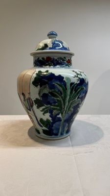 A Chinese wucai vase and cover with court ladies and playing boys, Transitional period — photo 2