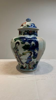 A Chinese wucai vase and cover with court ladies and playing boys, Transitional period — photo 4