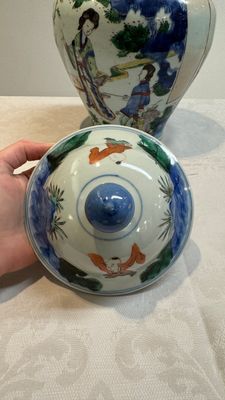 A Chinese wucai vase and cover with court ladies and playing boys, Transitional period — photo 5