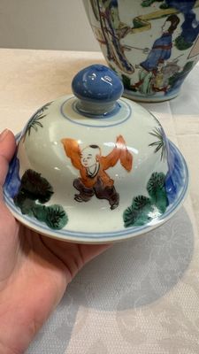 A Chinese wucai vase and cover with court ladies and playing boys, Transitional period — photo 6