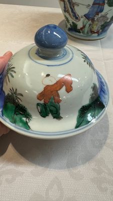 A Chinese wucai vase and cover with court ladies and playing boys, Transitional period — photo 7