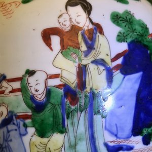 A Chinese wucai vase and cover with figures in a garden, seal mark, Transitional period — 照片 14