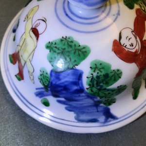 A Chinese wucai vase and cover with figures in a garden, seal mark, Transitional period — 照片 24