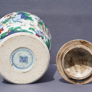A Chinese wucai vase and cover with figures in a garden, seal mark, Transitional period — 照片 32