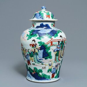 A Chinese wucai vase and cover with figures in a garden, seal mark, Transitional period — 照片 4