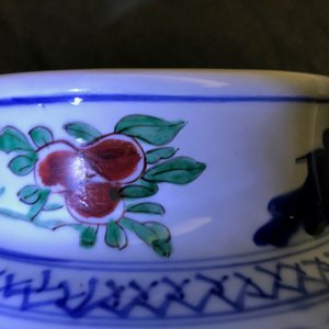 A Chinese wucai vase and cover with figures in a garden, seal mark, Transitional period — 照片 10