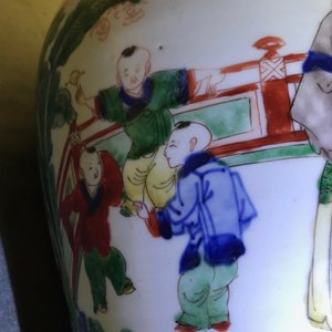 A Chinese wucai vase and cover with figures in a garden, seal mark, Transitional period — 照片 17