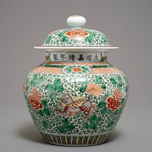 A Chinese wucai vase and cover with mythological animals, Wanli mark, 19/20th C. — photo 1