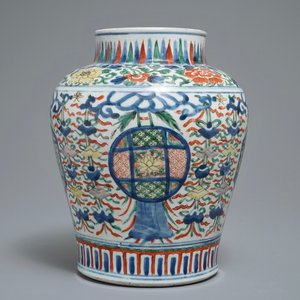 A Chinese wucai vase with buddhist emblems, Transitional period, Chongzhen/Shunzhi — photo 1