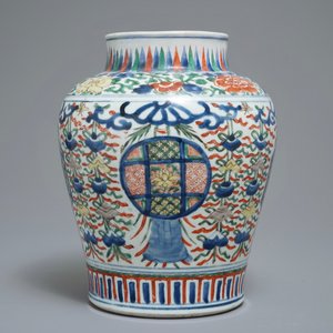A Chinese wucai vase with buddhist emblems, Transitional period, Chongzhen/Shunzhi — photo 3