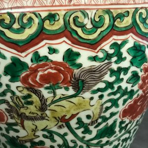 A Chinese wucai vase with buddhist lions and peonies, Transitional period — 照片 13
