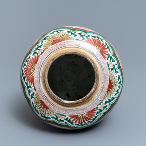 A Chinese wucai vase with buddhist lions and peonies, Transitional period — 照片 6