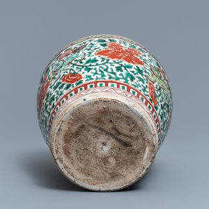 A Chinese wucai vase with buddhist lions and peonies, Transitional period — 照片 7