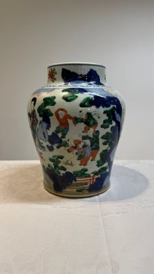 A Chinese wucai vase with court ladies and playing boys, Transitional period — 照片 1