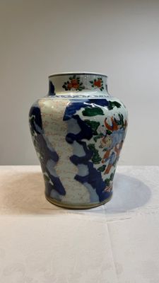 A Chinese wucai vase with court ladies and playing boys, Transitional period — 照片 2