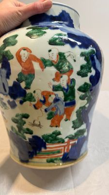 A Chinese wucai vase with court ladies and playing boys, Transitional period — 照片 5