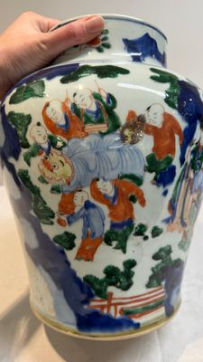 A Chinese wucai vase with court ladies and playing boys, Transitional period — 照片 6