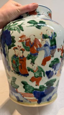 A Chinese wucai vase with court ladies and playing boys, Transitional period — 照片 8