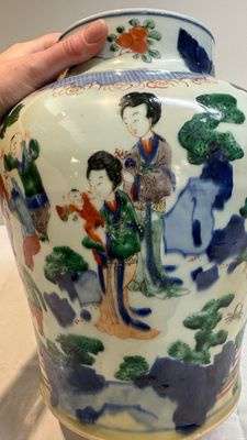 A Chinese wucai vase with court ladies and playing boys, Transitional period — 照片 9