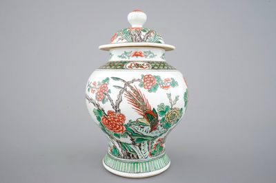 Un vase en porcelaine de Chine wucai, 19/20ème