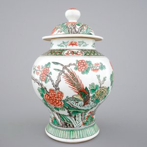 A Chinese Wucai vase with cover, 19/20th C. — photo 1