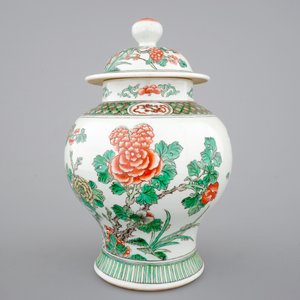 A Chinese Wucai vase with cover, 19/20th C. — photo 2