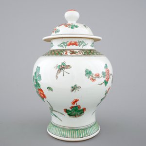 A Chinese Wucai vase with cover, 19/20th C. — photo 3