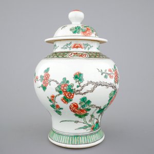 A Chinese Wucai vase with cover, 19/20th C. — photo 4