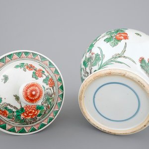 A Chinese Wucai vase with cover, 19/20th C. — photo 6