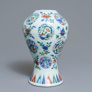 A Chinese wucai vase with dragon medallions and floral sprigs, Jiajing — 照片 2