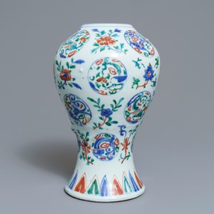 A Chinese wucai vase with dragon medallions and floral sprigs, Jiajing — 照片 4