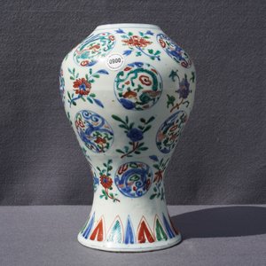 A Chinese wucai vase with dragon medallions and floral sprigs, Jiajing — 照片 7