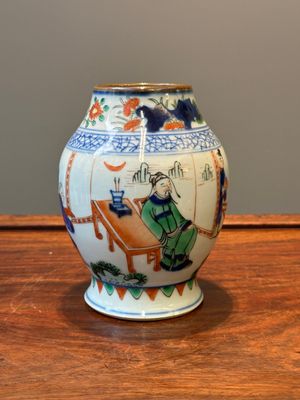 A Chinese wucai vase with figures and calligraphy, 19th C. — 照片 1
