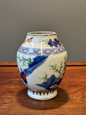 A Chinese wucai vase with figures and calligraphy, Transitional period — 照片 3