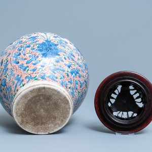 A Chinese wucai vase with floral design, Transitional period — 照片 6