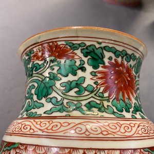 A Chinese wucai vase with floral panels, Transitional period — photo 8