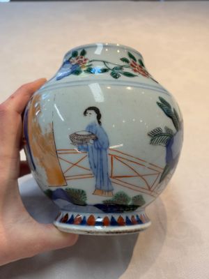 A Chinese wucai vase with narrative design, 19th C. — photo 1