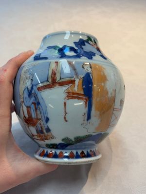 A Chinese wucai vase with narrative design, 19th C. — photo 5