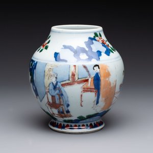 A Chinese wucai vase with narrative design, 19th C. — photo 1