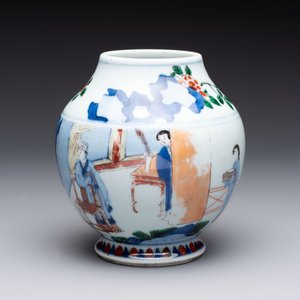 A Chinese wucai vase with narrative design, 19th C. — photo 4